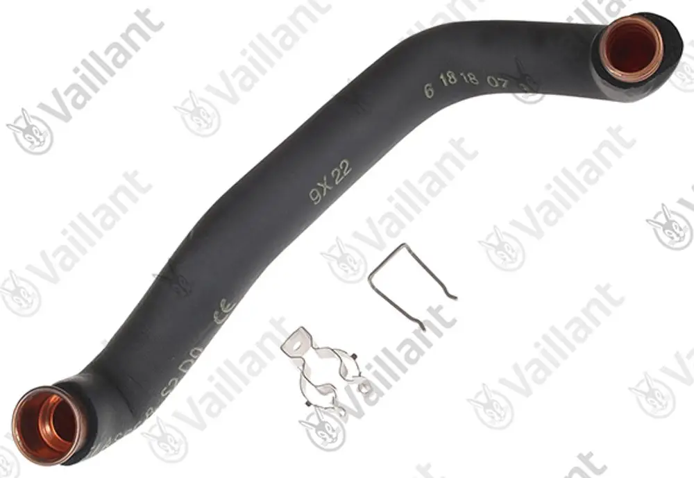 Vaillant-Schlauch mit zwei Kupferanschlüssen und einer Halteklammer, gebogen und schwarz, zur Verwendung in Heizungsanlagen.